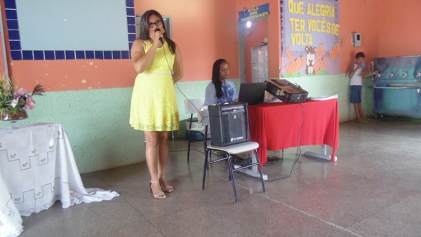 Professores recebem certificados durante reunião de pais de alunos  - Imagem 4