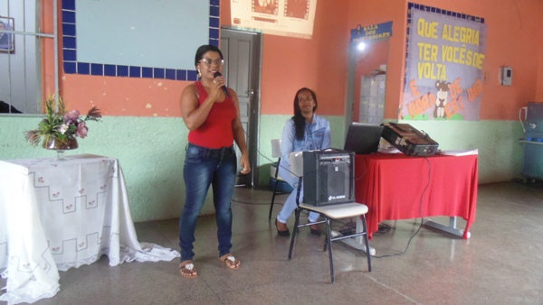 Professores recebem certificados durante reunião de pais de alunos  - Imagem 5