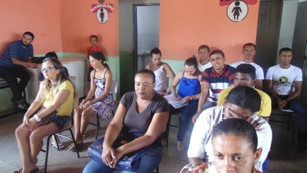 Professores recebem certificados durante reunião de pais de alunos  - Imagem 6