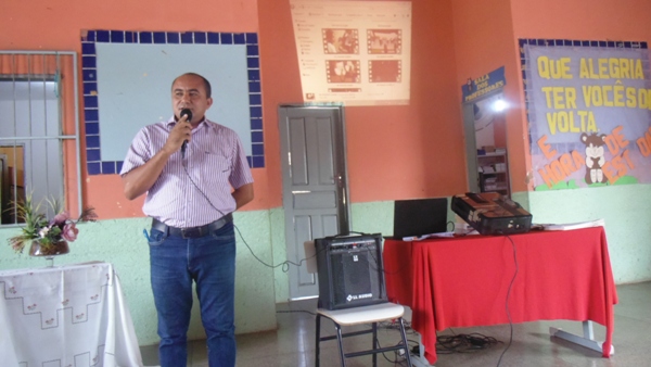 Professores recebem certificados durante reunião de pais de alunos  - Imagem 7