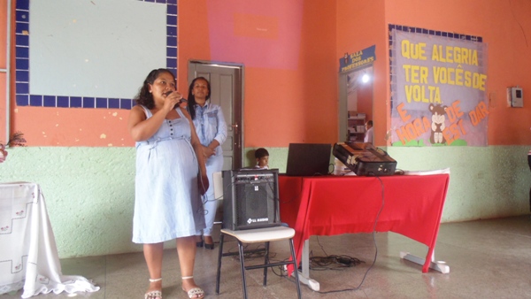 Professores recebem certificados durante reunião de pais de alunos  - Imagem 8