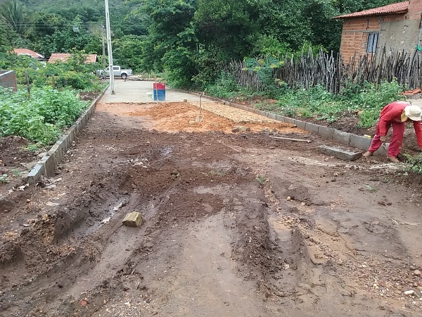 Prefeitura constrói calçamento em Via de Acesso a Vila da Paz  - Imagem 3