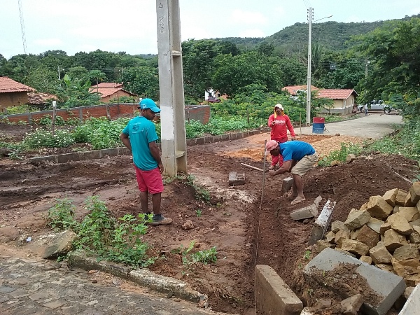 Prefeitura constrói calçamento em Via de Acesso a Vila da Paz  - Imagem 5