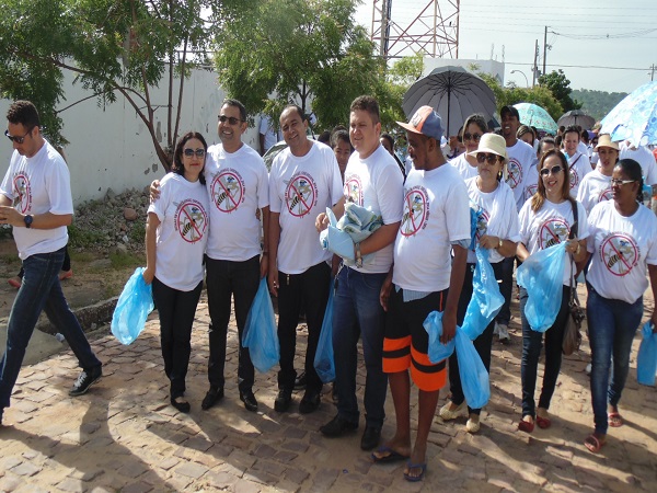 Mais de trezentas pessoas participam de mutirão em combate ao Aedes - Imagem 7