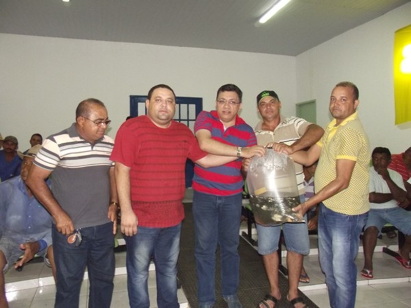 Prefeitura distribui 60 mil alevinos a produtores rurais
