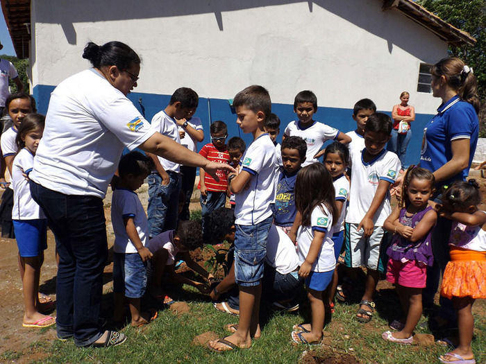 Povoado Chapada das Contendas recebe estrada e escola reformadas - Imagem 19