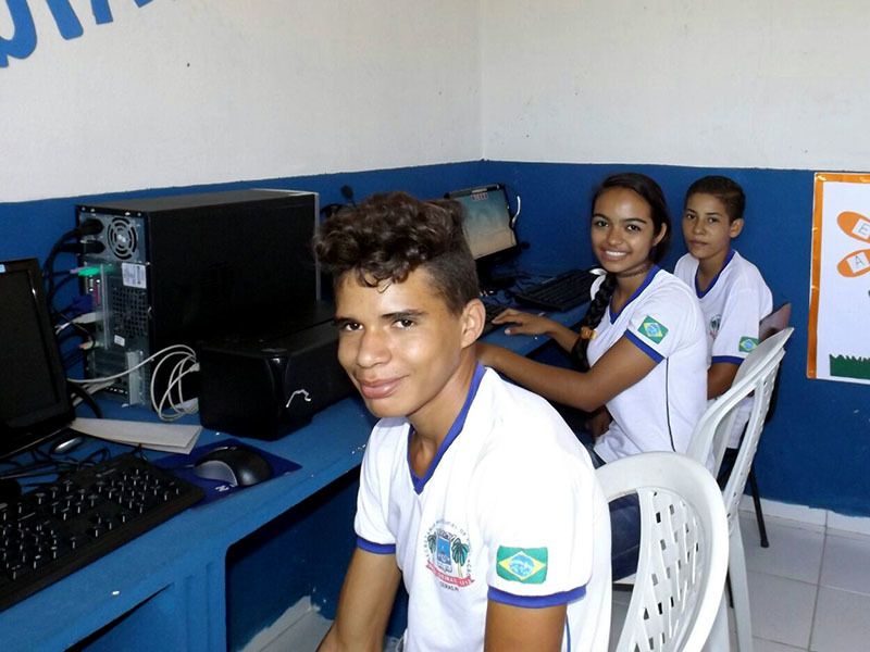 Povoado Chapada das Contendas recebe estrada e escola reformadas