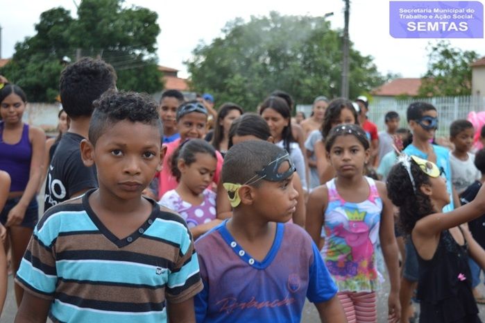 Adolescentes e crianças comemoram o carnaval - Imagem 15