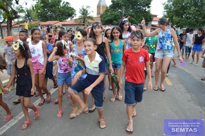 Adolescentes e crianças comemoram o carnaval - Imagem 13