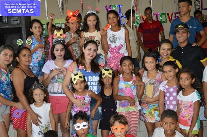 Adolescentes e crianças comemoram o carnaval - Imagem 6