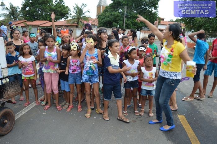 Adolescentes e crianças comemoram o carnaval - Imagem 12