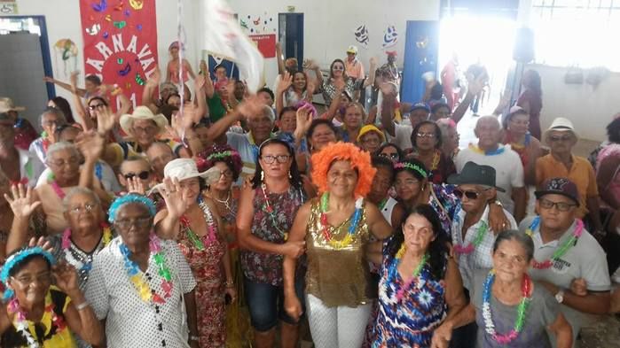 Clube da Melhor Idade de Oeiras realiza Baile do Havaí - Imagem 11