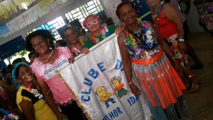 Clube da Melhor Idade de Oeiras realiza Baile do Havaí - Imagem 8