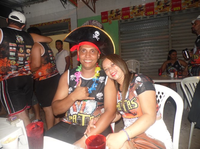 Avenida fica lotada de foliões no primeiro dia de carnaval em União - Imagem 12