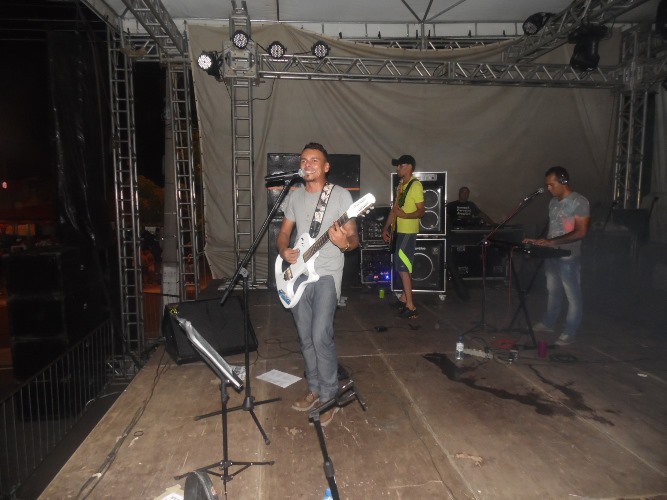 Avenida fica lotada de foliões no primeiro dia de carnaval em União - Imagem 17