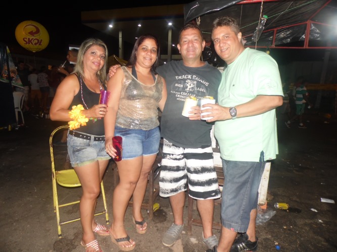 Avenida fica lotada de foliões no primeiro dia de carnaval em União - Imagem 7