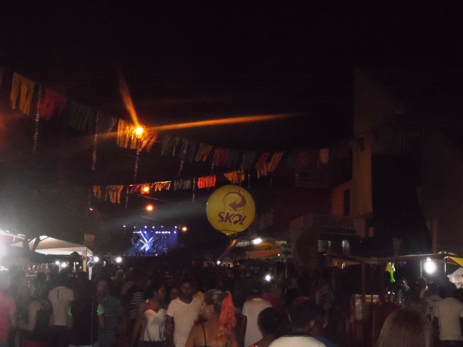 Avenida fica lotada de foliões no primeiro dia de carnaval em União - Imagem 9
