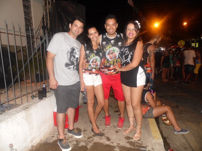 Avenida fica lotada de foliões no primeiro dia de carnaval em União - Imagem 10