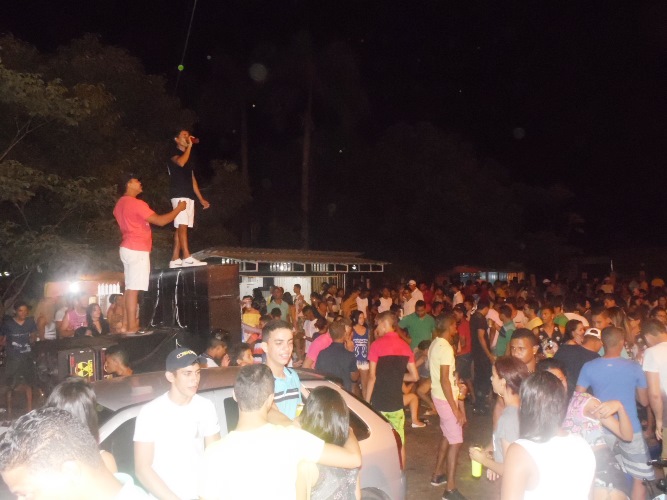 Avenida fica lotada de foliões no primeiro dia de carnaval em União - Imagem 5