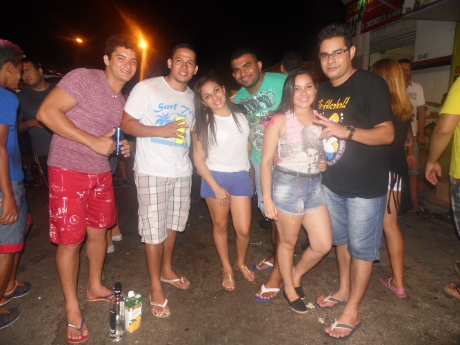 Avenida fica lotada de foliões no primeiro dia de carnaval em União - Imagem 2