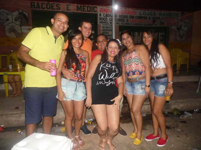 Avenida fica lotada de foliões no primeiro dia de carnaval em União - Imagem 11