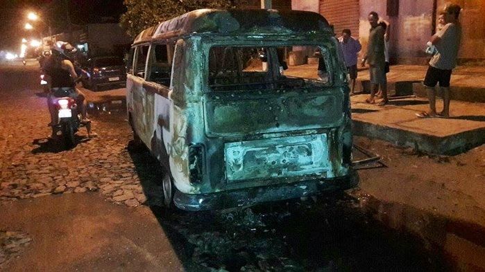 Após sair de posto de combustíveis, Kombi pega fogo em Parnaíba - Imagem 2
