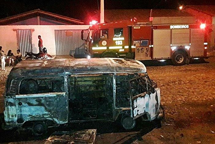 Após sair de posto de combustíveis, Kombi pega fogo em Parnaíba - Imagem 1