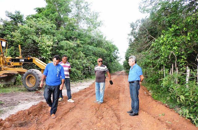 Atendendo reivindicação, prefeitura recupera estradas e calçamento - Imagem 4