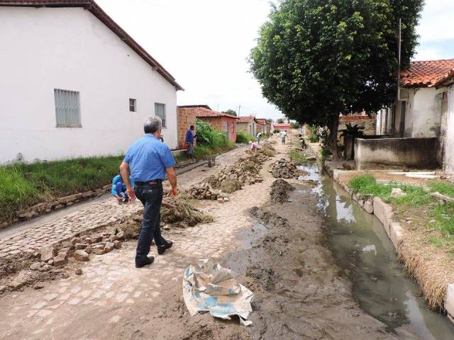 Atendendo reivindicação, prefeitura recupera estradas e calçamento - Imagem 9