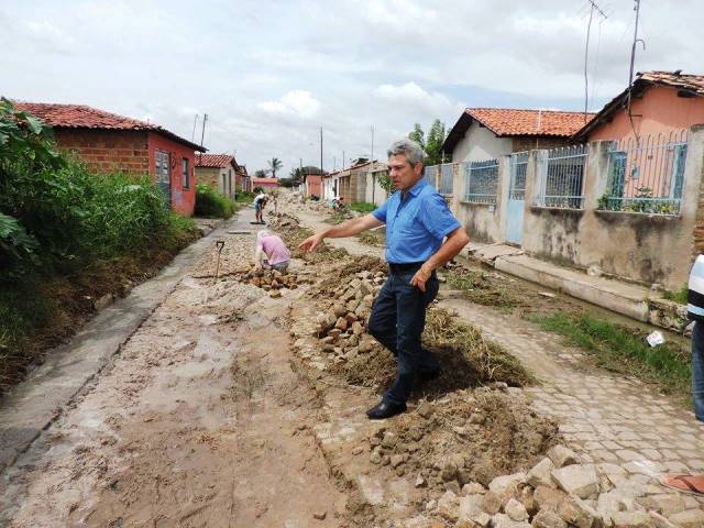 Atendendo reivindicação, prefeitura recupera estradas e calçamento - Imagem 7