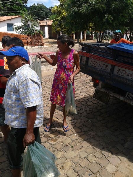 Prefeito distribuiu mais de 2.500 quilos de peixe para a População - Imagem 12