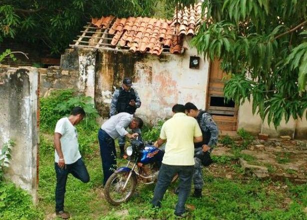 Força Tática apreende moto escondida em casa abandonada - Imagem 1