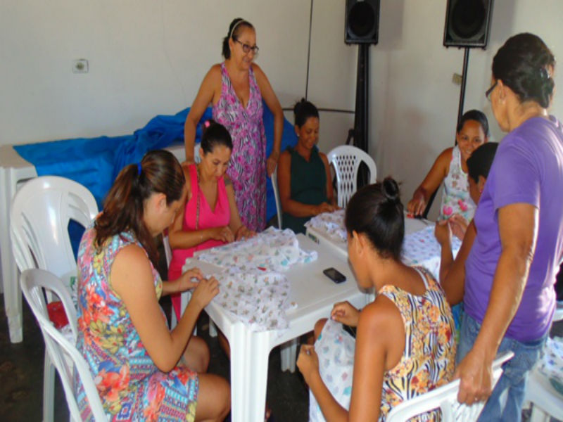 Gestantes participam de curso de confecção de enxoval   