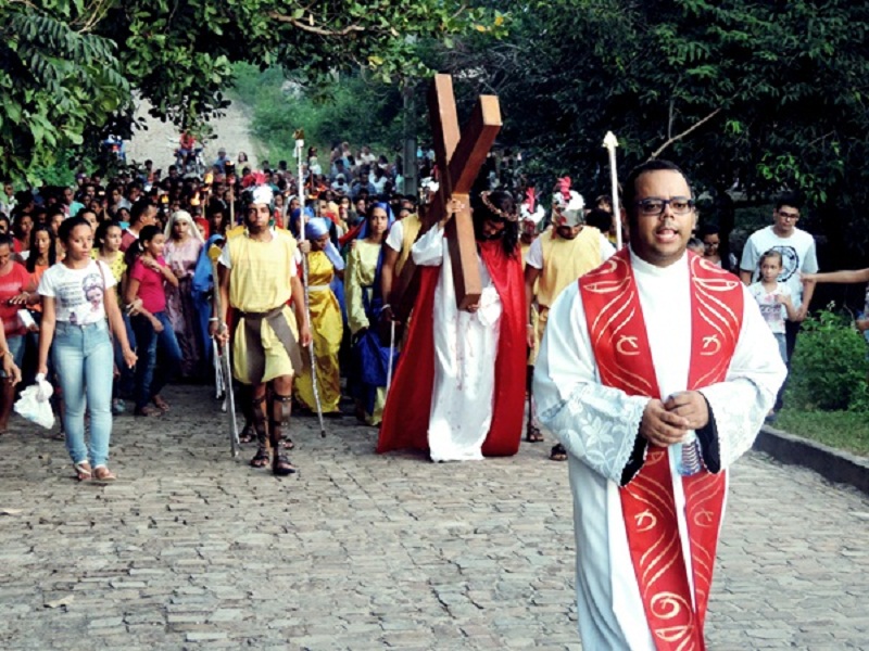 Milhares de fiéis assistem à via-crúcis de Cristo em Monsenhor Gil