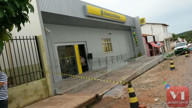 Banco do Brasil da Inhuma é dinamitado por assaltantes. Fotos     - Imagem 6