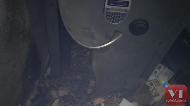 Banco do Brasil da Inhuma é dinamitado por assaltantes. Fotos     - Imagem 1