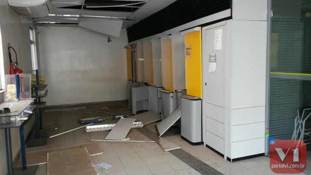Banco do Brasil da Inhuma é dinamitado por assaltantes. Fotos     - Imagem 8