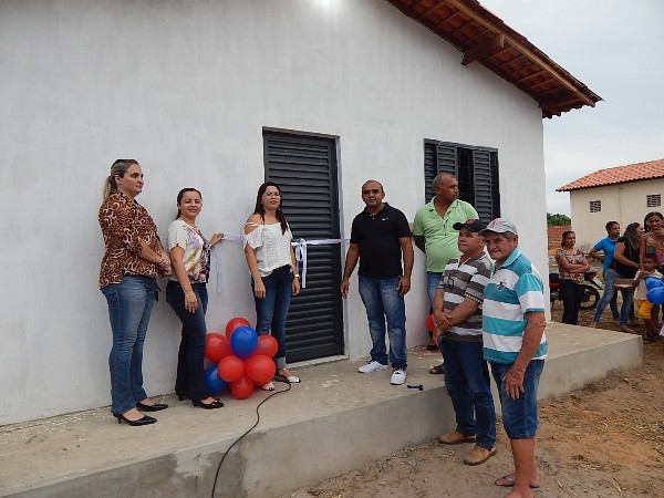 Prefeito Entrega Casa para família em Lagoinha  - Imagem 2