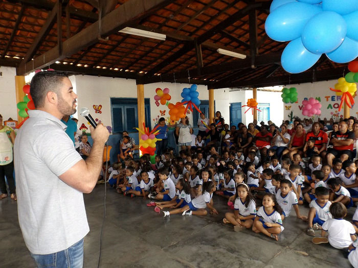 Alunos de Oeiras recebem livros didáticos e paradidáticos - Imagem 6