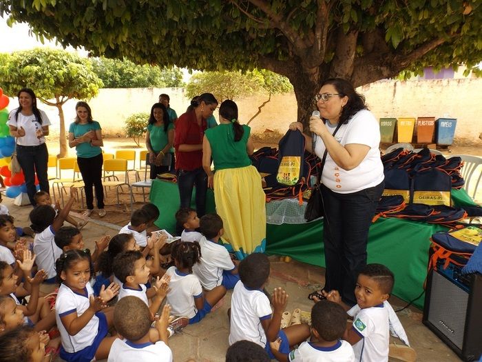 Alunos de Oeiras recebem livros didáticos e paradidáticos - Imagem 14