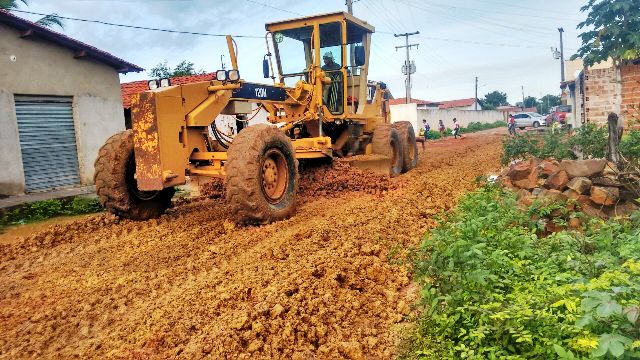 Prefeitura de Boa Hora coloca piçarra e aterro nas rua de bairros - Imagem 1