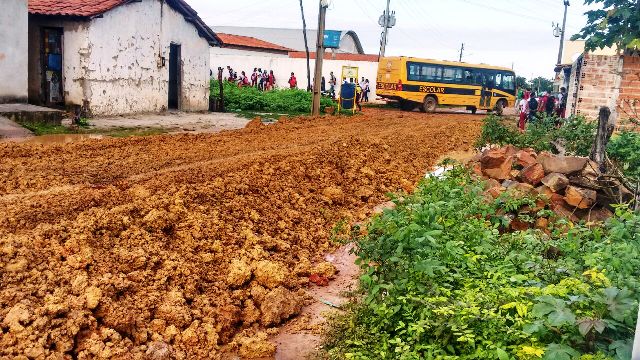 Prefeitura de Boa Hora coloca piçarra e aterro nas rua de bairros - Imagem 3
