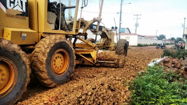 Prefeitura de Boa Hora coloca piçarra e aterro nas rua de bairros - Imagem 5