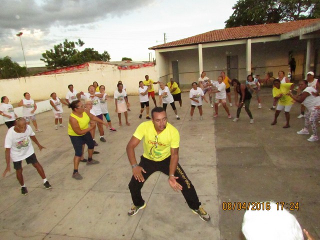 Professor Hélio Tadeu com idosos de São João da Varjota e Ipiranga do Piauí. (Crédito: Izaias do Nascimento Pontes)