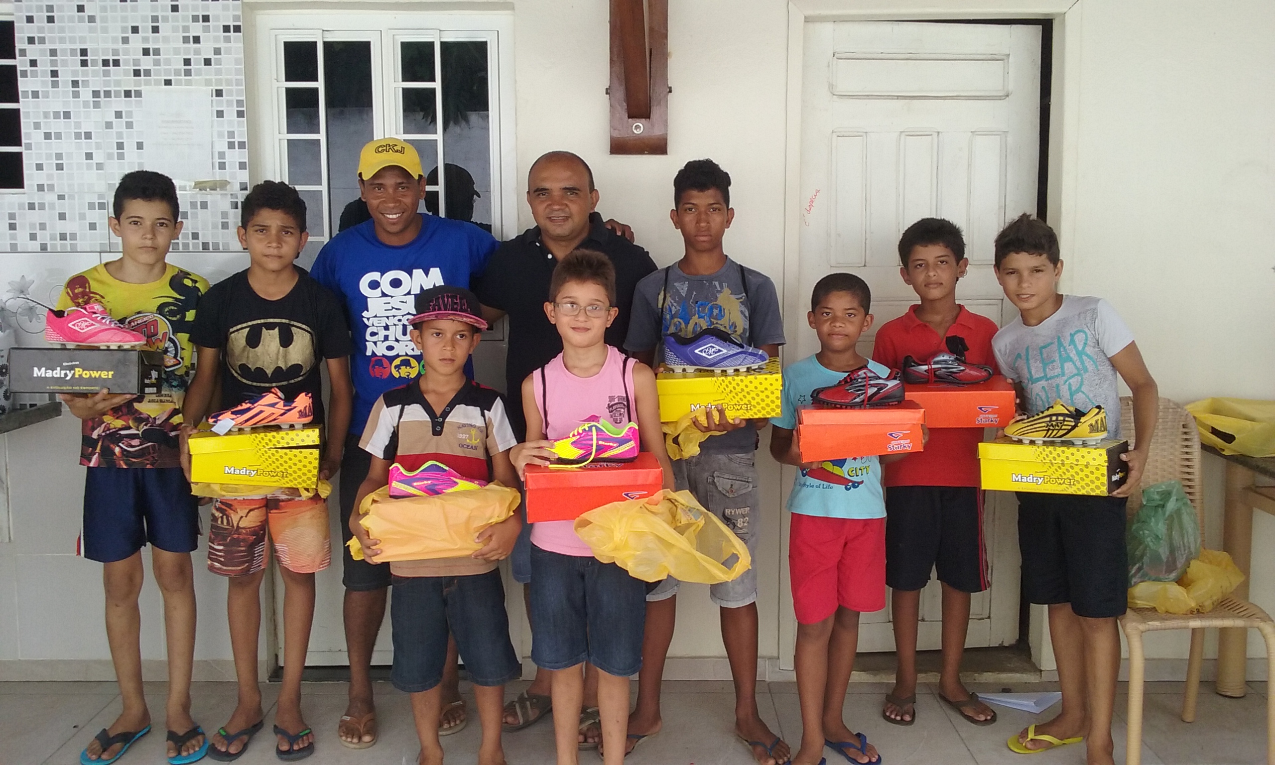 Prefeito Manoel Dedé faz doação de Chuteiras para a Escolinha de Fu