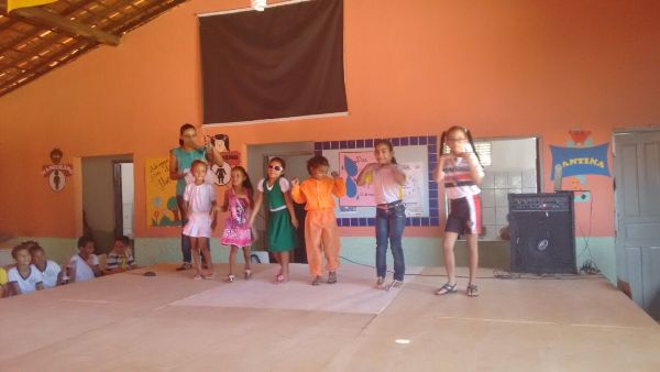 Alunos lembram datas comemorativas através de apresentações  - Imagem 8