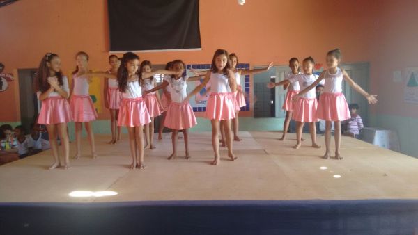 Alunos lembram datas comemorativas através de apresentações  - Imagem 12