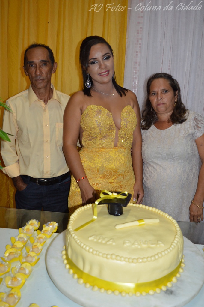 Jovem Ana Paula Sousa comemora sua formatura com família e amigos - Imagem 1