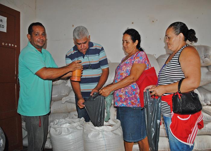 município começa a distribuir o feijão as famílias de baixa renda  - Imagem 2