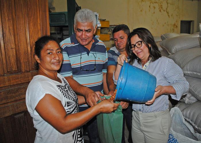 município começa a distribuir o feijão as famílias de baixa renda  - Imagem 10